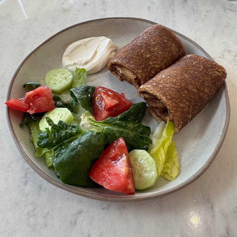 Л Блины с мясом,хрустящим салатом и сметаной